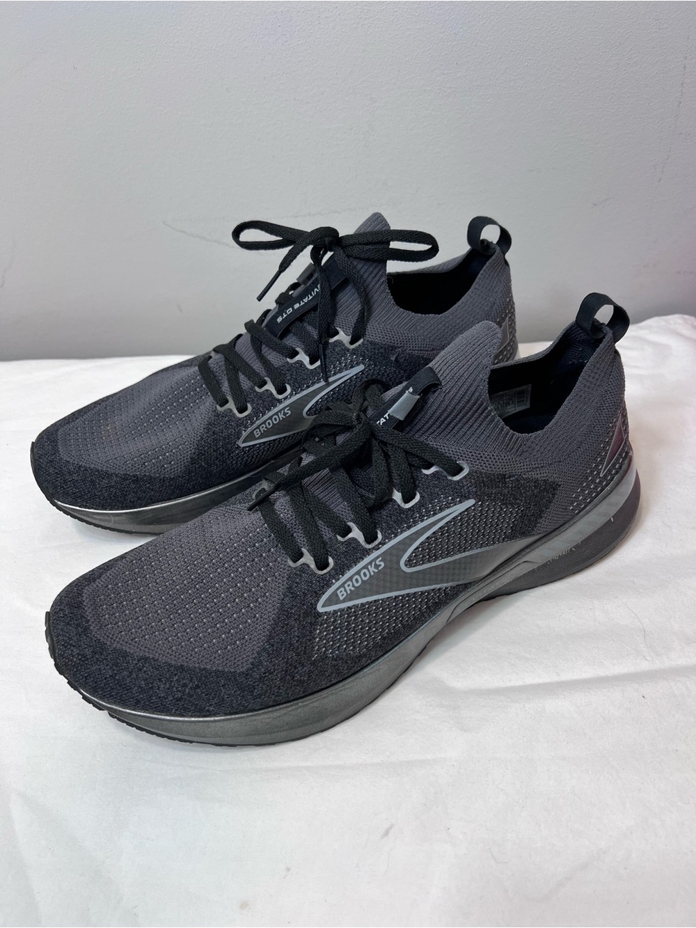 Brooks Levitate StealthFit GTS 5 men's running shoes black gray size 11.5